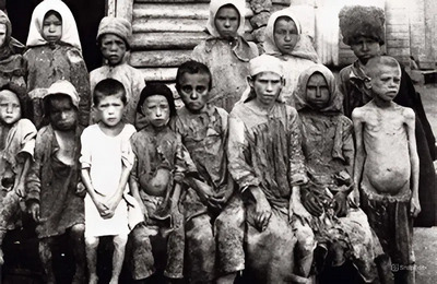 AZ ÉVSZÁZADOKON ÁTÍVELŐ HOLODOMOR ÁLDOZATAI